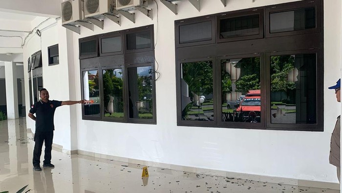Kantor DPRD Mimika yang rusak usai diserang OTK.