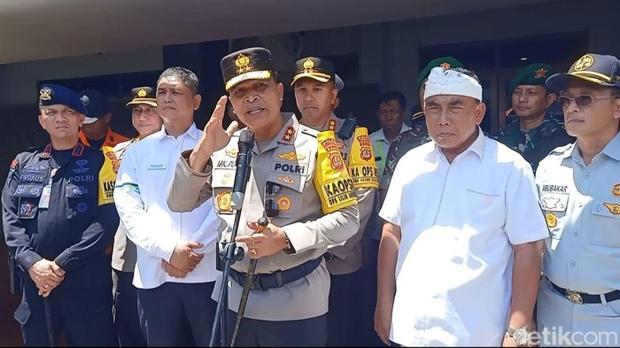 Kapolda Bali Irjen da Bagus Kade Putra Narendra saat memantau kesiapan pengamanan arus penyeberangan di Pelabuhan Gilimanuk, Rabu (27/12/2023).