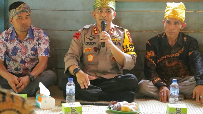 Kapolres Indragiri Hulu (Inhu), AKBP Dody Wirawijaya berkunjung ke kawasan suku Talang Mamak di Kecamatan Rakit Kulim. (Dok Polres Indragiri Hulu)