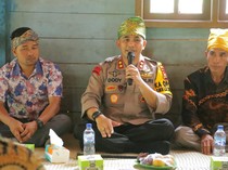 Jelajahi Pedalaman, Kapolres Inhu Ajak Suku Talang Mamak Sukseskan Pemilu