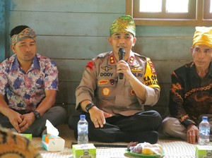 Jelajahi Pedalaman, Kapolres Inhu Ajak Suku Talang Mamak Sukseskan Pemilu