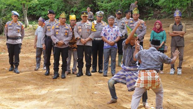Kapolres Indragiri Hulu (Inhu), AKBP Dody Wirawijaya berkunjung ke kawasan suku Talang Mamak di Kecamatan Rakit Kulim. (Dok Polres Indragiri Hulu)