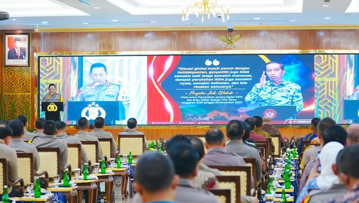 Kapolri Jenderal Listyo Sigit Prabowo menerapkan apresiasi bagi personel Polri yang membuat harum nama institusi, salah satunya ialah Hoegeng Awards (dok Polri)