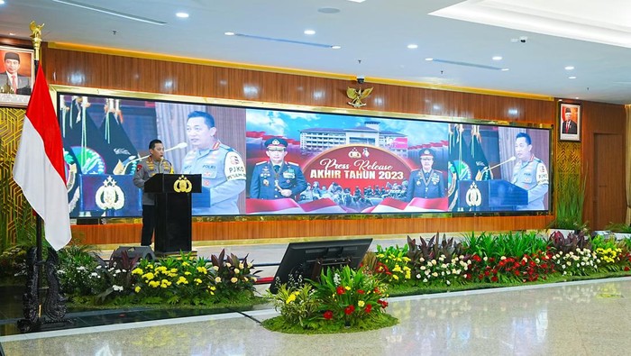 Kapolri Jenderal Listyo Sigit Prabowo menerapkan apresiasi bagi personel Polri yang membuat harum nama institusi, salah satunya ialah Hoegeng Awards (dok Polri)