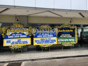 Karangan Bunga dari AHY-SBY Berjejer di Rumah Duka Lukas Enembe