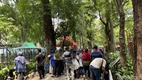 Pengunjung memenuhi salah satu jalur kandang satwa di Kebun Binaatang Surabaya