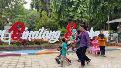 Wisatawan Padati Kebun Bintang Surabaya saat Libur Nataru