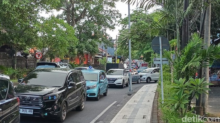 Jalan Raya Uluwatu yang padat kendaraan, Rabu (27/12/2023).