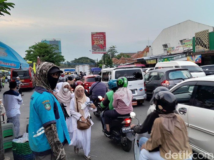 Kepadatan lalu lintas di sepanjang Jalan Ahmad Yani Solo pukul 16.55 WIB, Rabu (27/12/2023).