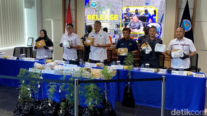 Kepala BNNP Jabar Brigjen M Arief Ramdhani (kiri ketiga) menunjukkan barang bukti narkotika yang akan dimusnahkan dalam rilis akhir tahun. (Foto: Wisma Putra/detikJabar)