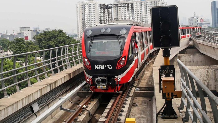 Dua mode transportasi publik canggih diresmikan Jokowi pada tahun 2023 ini. Kereta Cepat menembus Jakarta-Bandung dan LRT Jabodebek wara-wiri di Jakarta.