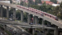 LRT Jabodebek menerapkan tarif promo. Tarifnya pun murah, cuma sebesar Rp 5.000 per orang untuk perjalanan jauh maupun dekat. Tanpa promo, tarif LRT Jabodebek sedianya ditetapkan sebesar Rp 5.000 untuk jarak kilometer (km) pertama dan Rp 700 per km berikutnya. Hitungan itu tercantum dalam Keputusan Menteri Perhubungan Nomor KM 67 tahun 2023 tentang Tarif Angkutan Angkutan Orang dengan Kereta Api Ringan (LRT) Terintegrasi Jabodebek untuk Melaksanakan Kewajiban Pelayanan Publik. Agung Pambudhy/detikcom.