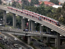 83 Ribu Orang Naik LRT Jabodebek di Hari Pertama Masuk Kerja