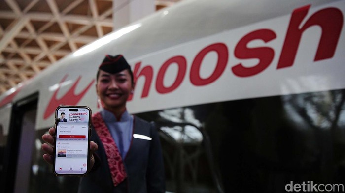 Dua mode transportasi publik canggih diresmikan Jokowi pada tahun 2023 ini. Kereta Cepat menembus Jakarta-Bandung dan LRT Jabodebek wara-wiri di Jakarta.