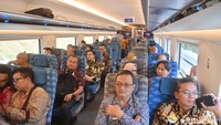 Megaproyek modernisasi perkeretaapian di Indonesia itu dibangun dengan total anggaran US$ 7,2 miliar atau sekitar Rp 108 triliun. Anggaran besar tersebut bengkak dari prediksi sebelumnya yang hanya US$ 5,13 miliar atau Rp 76 triliun. Adapun nilai pembengkakan atau cost overrun kereta cepat sendiri sudah disepakati sebesar US$ 1,2 miliar atau sekitar Rp 18 triliunan. Jumlah itu lebih besar daripada hitungan China sebelumnya, namun lebih kecil sedikit dari hitungan pihak Indonesia lewat Badan Pengawasan Keuangan dan Pembangunan (BPKP) dan sesuai dengan Perpres Nomor 93 Tahun 2021. ANTARA FOTO/Akbar Nugroho Gumay.