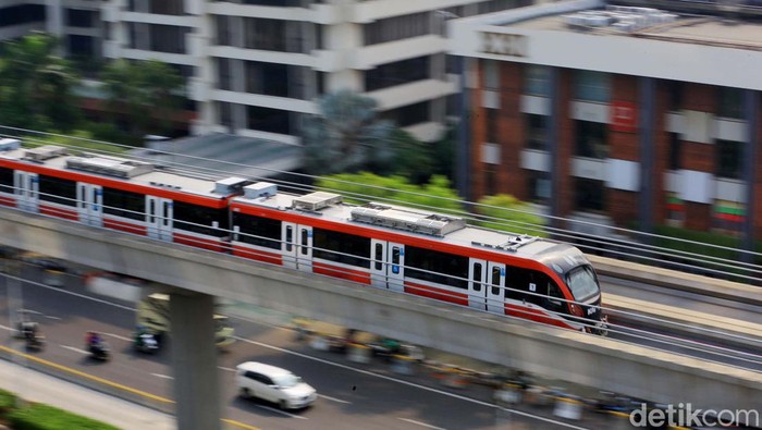 Dua mode transportasi publik canggih diresmikan Jokowi pada tahun 2023 ini. Kereta Cepat menembus Jakarta-Bandung dan LRT Jabodebek wara-wiri di Jakarta.