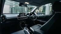 Masuk ke dalam interior, Kia Picanto Sport dan GT-Line dilengkapi dengan cluster instrumen digital 4,2 inci, kulit sintetis premium baru untuk roda kemudi dan shift knob, port pengisian daya USB Type-C di bagian belakang. Foto: Kia