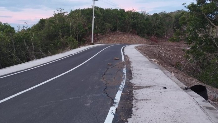 Kondisi aspal di poros Jalan Takkalasi-Bainange-Lawo, Poros Soppeng-Barru retak.