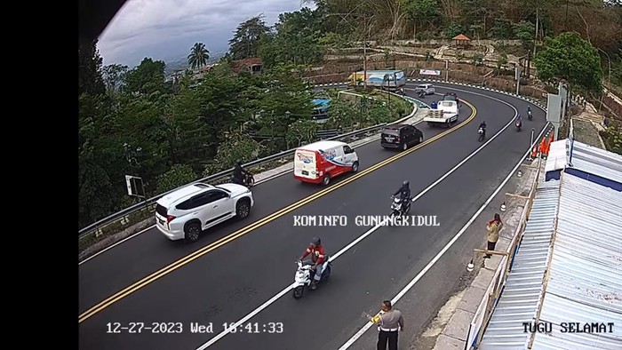 Kondisi lalu lintas di Jalan Jogja-Wonosari, Patuk, Gunungkidul, Rabu (27/12/2023) pukul 16.41 WIB.