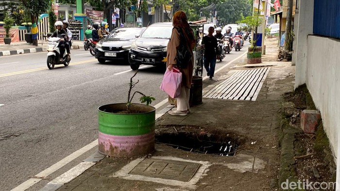 Kondisi trotor rusak di Jalan AH Nasution, Kota Bandung