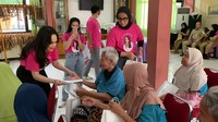 Owner SP Beaute, Sitta Kusuma dan tim SP Beaute menghantar langsung uang saku, makanan, dan pakaian untuk nenek - nenek lansia di PTSW Budi Mulia 3. SP Beaute juga memberikan produk - produk andalan SP Beaute kepada para pengasuh di PTSW Budi Mulia 3.