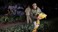 Tampak petugas memasang garis polisi saat menyelidiki penyebab ledakan.  