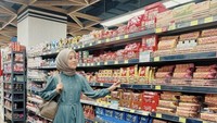 Saat mengunjungi supermarket untuk berbelanja, Lesti berpose cantik di depan rak cokelat. Ia berpose seperti sedang memilih cokelat. Foto: Instagram
