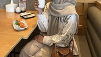 Momen Lesti makan di sebuah restoran juga dibagikan. Ia terlihat menikmati ocha dan sashimi salmon yang segar. Foto: Instagram