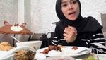 Potret Manis Lesti Kejora Kulineran Bareng Rizky Billar dan Sahabat