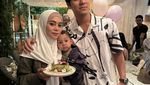 Potret Manis Lesti Kejora Kulineran Bareng Rizky Billar dan Sahabat
