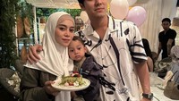 Lesti dan Billar juga tampak memamerkan pose bersama ketika di restoran. Saat itu keduanya sedang menikmati kue matcha. Foto: Instagram