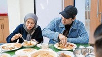 Nasi Padang yang mereka nikmati ini dari RM Payakumbuah. Keduanya tampak menikmati menu ayam dan hidangan gulai yang kuahnya kental gurih. Foto: Instagram