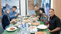Pasangan ini kerap menunjukkan potret kebersamaan saat kulineran. Salah satunya ketika menikmati nasi Padang bersama para sahabat. Foto: Instagram