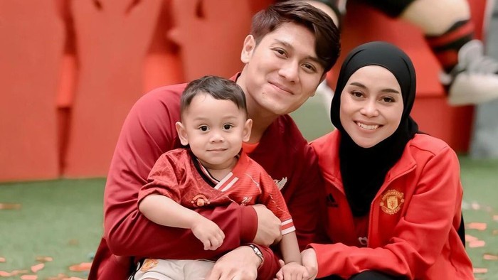 Lesti Kejora bersama Rizky Billar dan putra mereka yang baru ulang tahun ke-2.