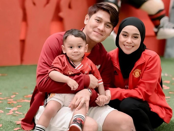 Lesti Kejora bersama Rizky Billar dan putra mereka yang baru ulang tahun ke-2.