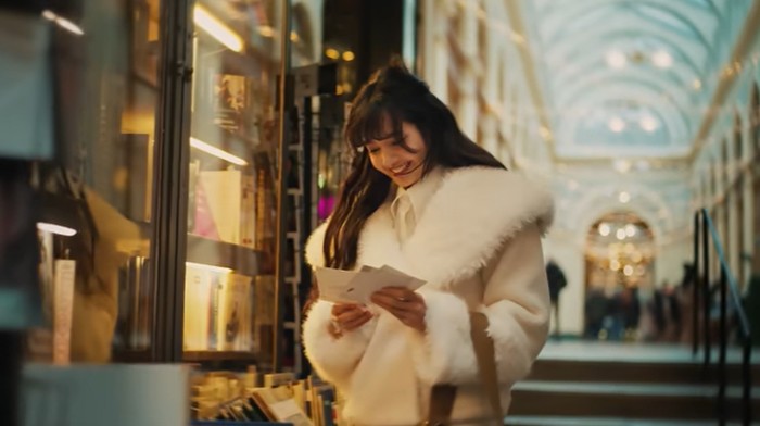 Lisa BLACKPINK menyanyikan lagu My Only Wish karya Britney Spears.