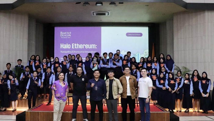 Para mahasiswa belajar perkembangan teknologi blockchain ethereum. Hal ini dilakukan saat roadshow 