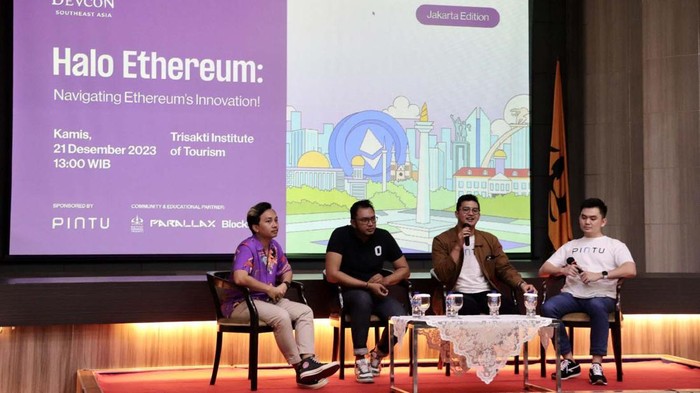 Para mahasiswa belajar perkembangan teknologi blockchain ethereum. Hal ini dilakukan saat roadshow 