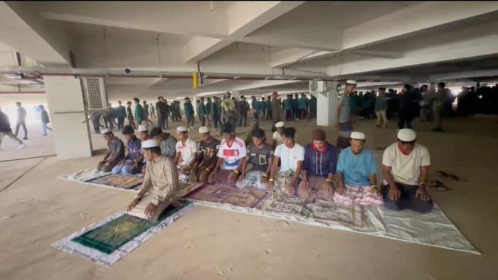 Mahasiswa mendatangi pengungsi Rohingya di Balai Meuseuraya Aceh, Banda Aceh