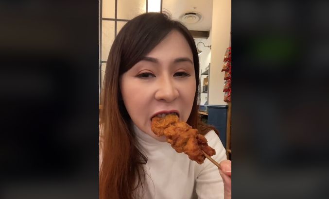 Makan Ramen di London, Food Vlogger Ini Kaget dengan Harganya