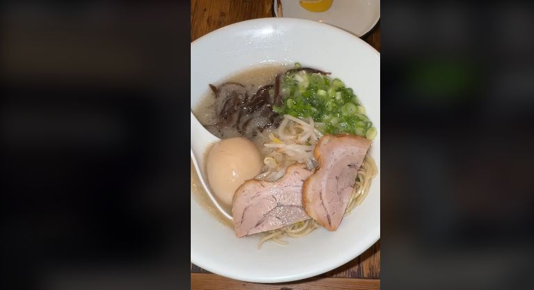 Makan Ramen di London, Food Vlogger Ini Kaget dengan Harganya