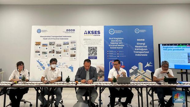 Masyarakat Transportasi Indonesia (MTI) menyinggung soal polemik impor kereta bekas yang sempat ramai untuk KRL Jabodetabek dan kinerja kereta LRT Jabodebek. (CNBC Indonesia/Martyasari Rizky).