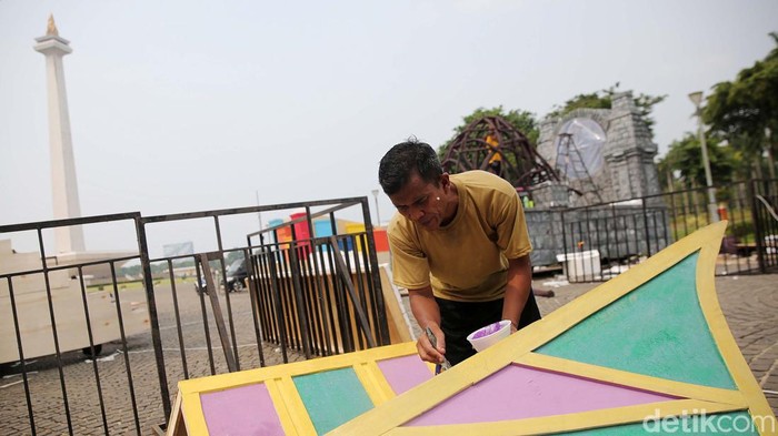 Melihat Persiapan Jakarnaval Sambut Tahun Baru 2024 Pekerja menyelesaikan dekorasi untuk mobil hias yang akan digunakan pada Jakarnaval sambut tahun baru 2024 di Monas, Jakarta, Rabu (27/12/2023).