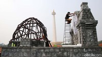 Pekerja menyelesaikan dekorasi untuk mobil hias yang akan digunakan pada Jakarnaval di kawasan Monas, Jakarta, Rabu (27/12/2023).