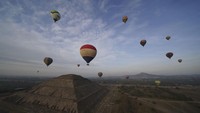 Balon udara yang membawa turis terbang di atas piramida Matahari di situs arkeologi Teotihuacan, tepat di utara Mexico City, Minggu, 24 Desember 2023. Piramida ini menjadi daya tarik wisata yang terkenal di dunia dan menarik ribuan pengunjung setiap tahunnya.