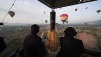 Teotihuacan adalah situs arkeologi yang terletak di Lembah Meksiko, sekitar 40 km di sebelah timur laut Kota Meksiko. Situs ini terkenal karena piramida-piramida besar yang dibangun oleh peradaban kuno yang disebut sebagai Teotihuacanos.   