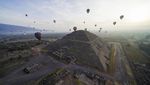 Menikmati Lanskap Piramida Matahari Meksiko dari Balon Udara