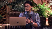 Menlu Retno Marsudi menyampaikan situasi di Gaza hingga pengungsi Rohingya di kawasan Jl Sudirman, Jakarta, Rabu (27/12/2023).