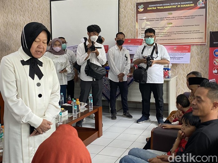 Mensos RI Risma saat berbincang dengan keluarga anak penderita penyakit berat