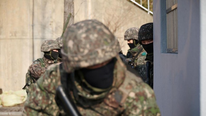 Militer Korsel Gelar Latihan Anti-teror Waspada Provokasi Korut South Korean soldiers take part in an anti-terror drill against North Korea's possible provocations amid mounting tensions on the Korean peninsula, in Seoul, South Korea, December 27, 2023. REUTERS/Kim Hong-Ji